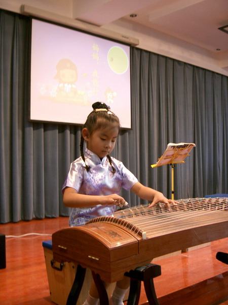 在学校一年级的国庆中秋两节联欢会上古筝独奏.jpg