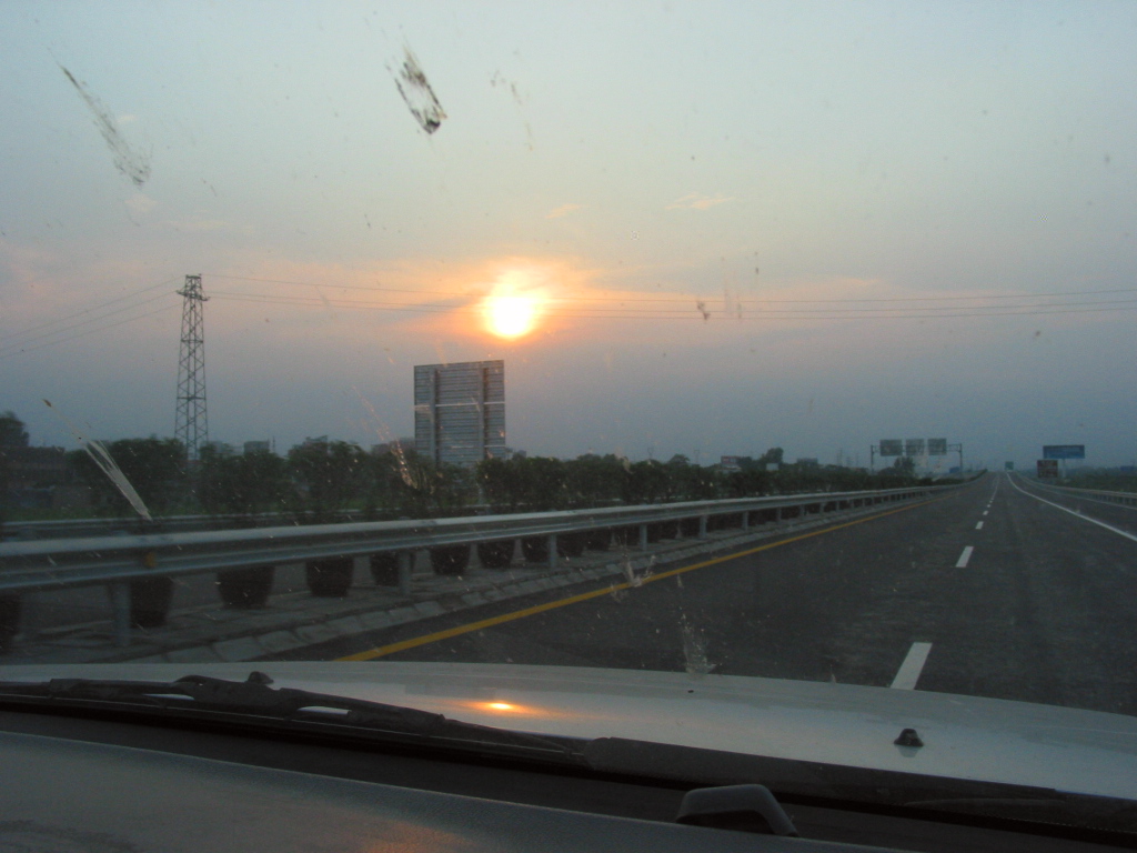 高速公路上的夕阳.JPG