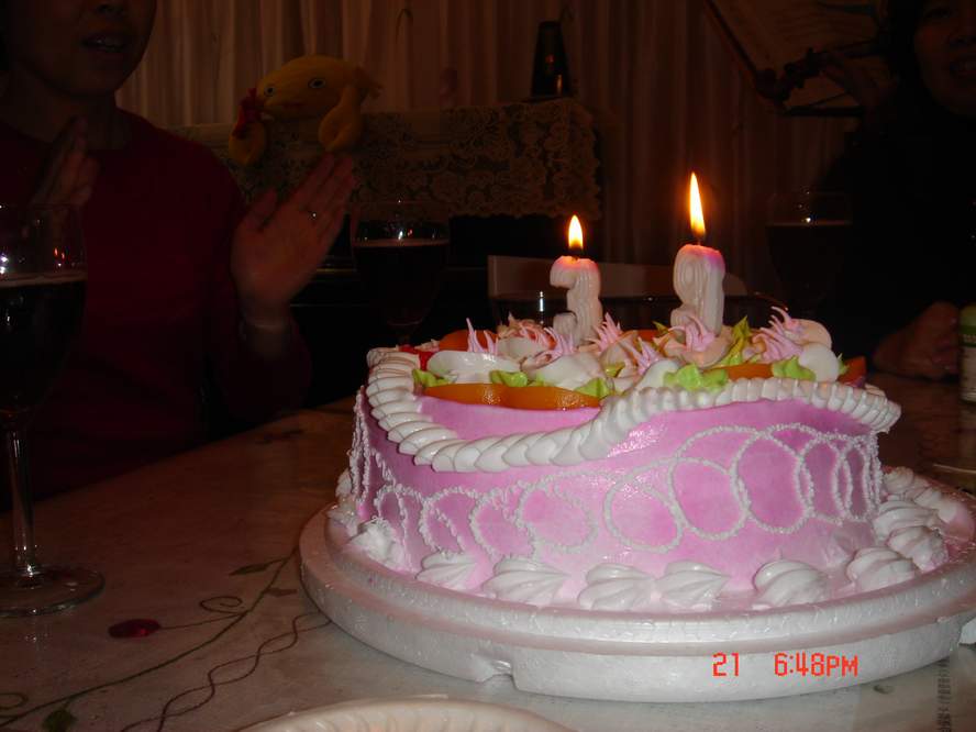 女儿们用押岁钱买的生日蛋糕.JPG