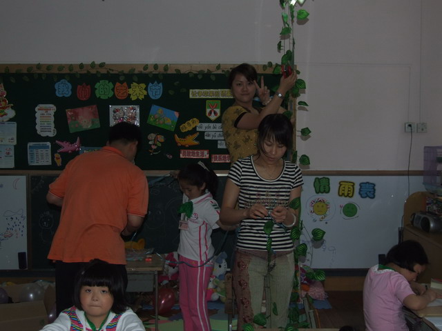 六一节到了,我们的老师和爸爸妈妈一起来帮我们布置美丽的教室.JPG