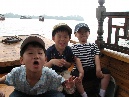 三个小孩子在船上.jpg
