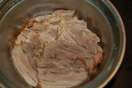 把切好的野猪肉，肉皮朝下码放在碗底.jpg