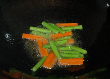 松仁鹿筋--烧热油锅，先投入芦笋和胡罗卜条翻炒.jpg
