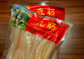食品一店买的冷冻鲜梅花鹿筋，买一包大约200元，能送一袋58元的真空包装的“红烧鹿肉”.jpg