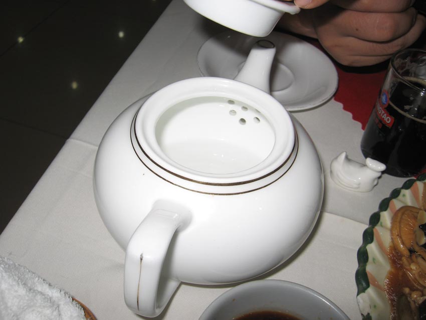太子湾餐厅的特产,茶壶里是白开水.JPG