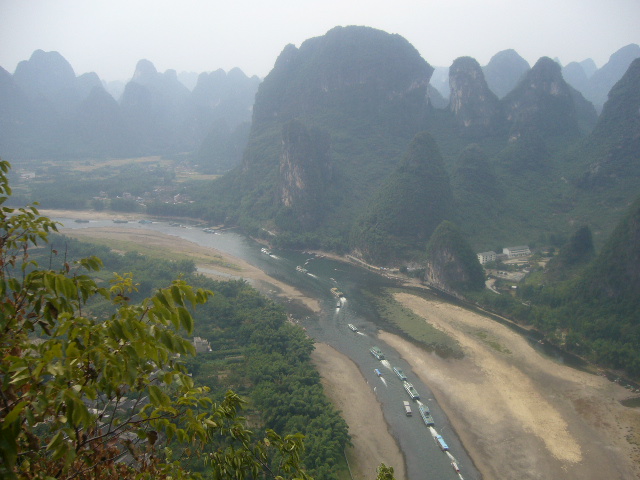 登上免费的老寨山，鸟瞰漓江.JPG