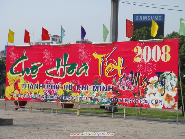 广场上的“欢度春节”广告牌.jpg