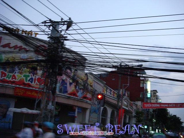 胡志明街头最常见的一景--多如牛毛的电线.jpg