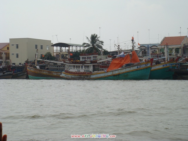 湄公河上的外国渔船.jpg