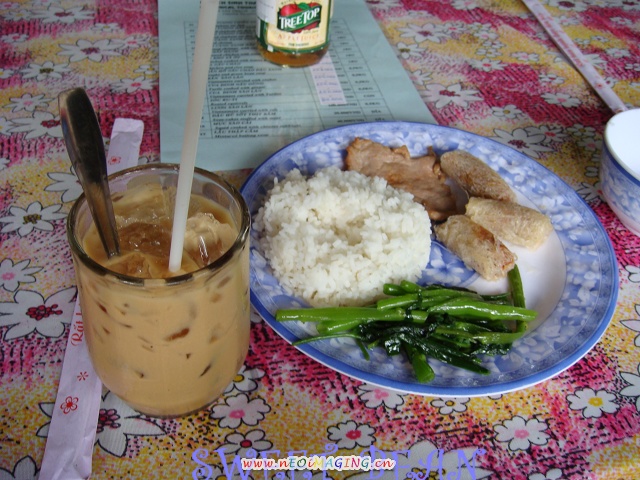 湄公河上的中餐-春卷-猪排-咖啡-素菜汤.jpg