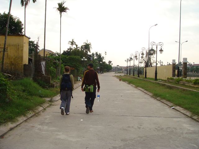 旅行者走在清晨的乡村小路上.jpg