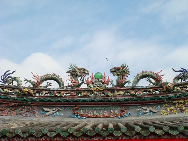 潮州会馆的屋顶雕刻.jpg
