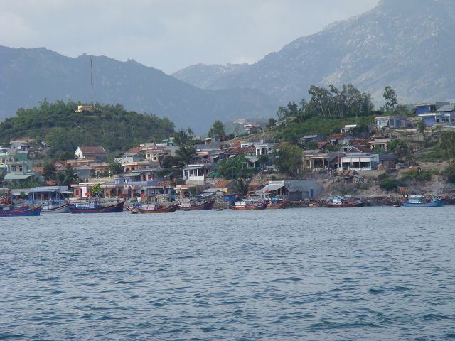 过年回家的渔船和海边的村落.jpg
