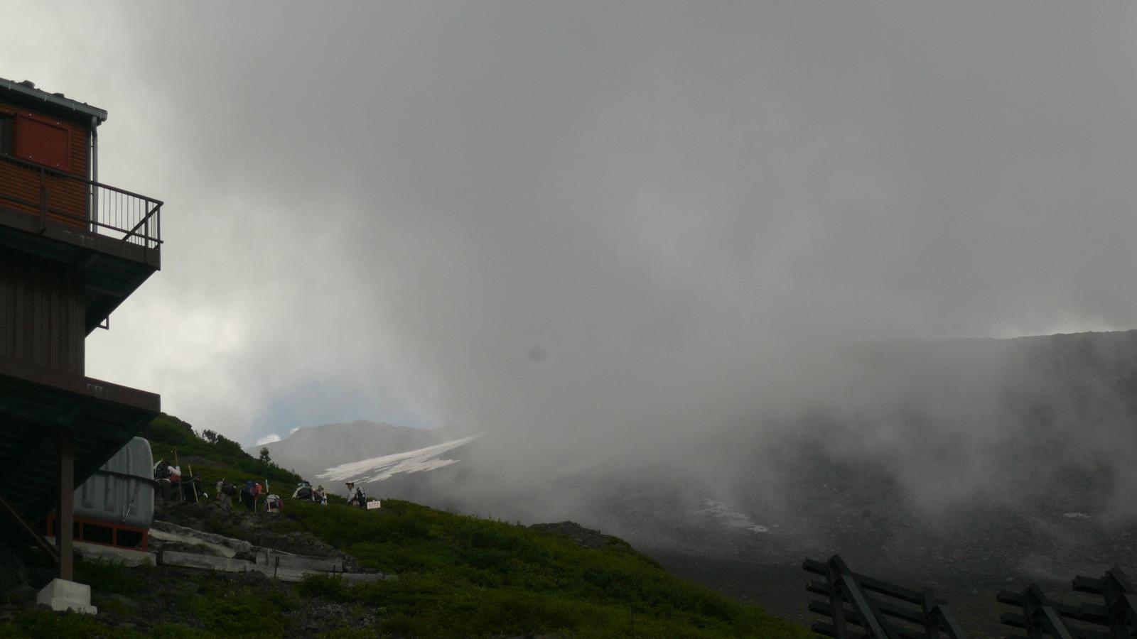 乌云笼罩下的富士山山顶.JPG