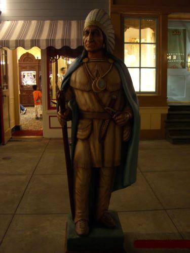 小镇大街上的印第安人雕像.jpg