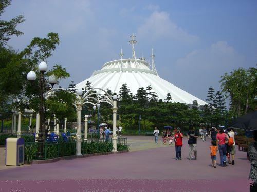 飞越太空山是香港迪士尼乐园标志性的建筑之一.jpg