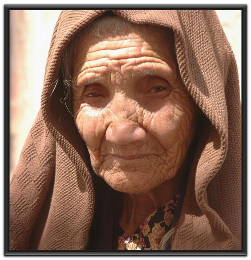 喀什老城里的老奶奶.jpg