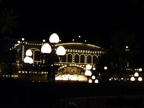 入夜后的迪士尼乐园一片灯火辉煌，图为米奇金奖音乐剧剧场.jpg