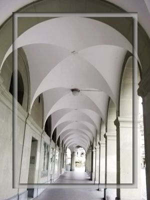 伯尔尼的特色长廊下雨也不影响逛街.jpg