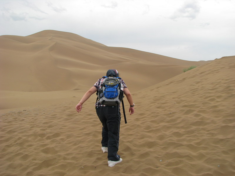 yy兴奋地在沙漠上行走，或许有种探险的味道.JPG