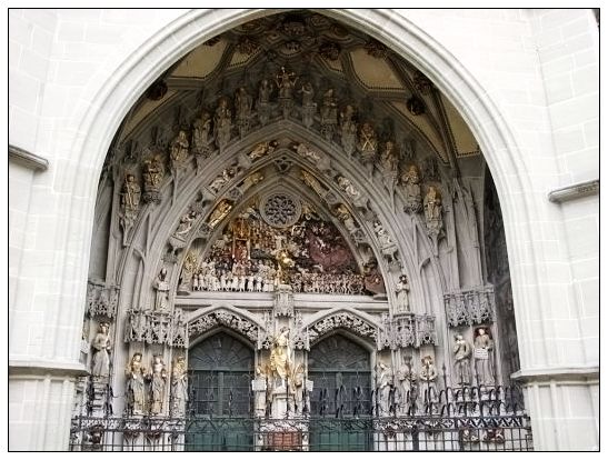 教堂门口的雕塑-最后的审判.jpg