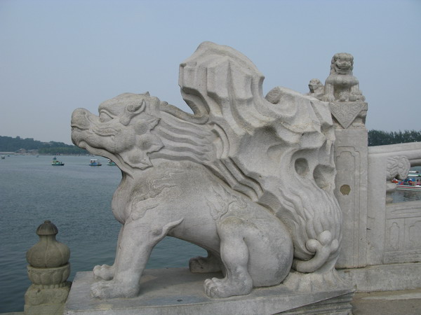 颐和园桥上的狮子.jpg