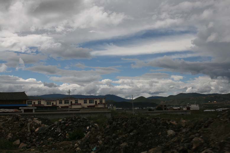 云朵下的藏族村落.jpg