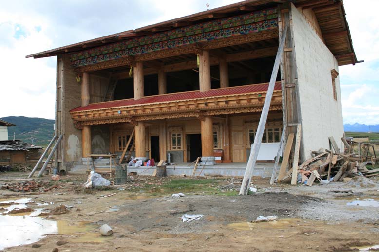 在建中的藏族民居.jpg