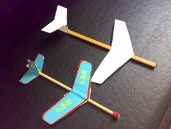 两架纸木飞机.jpg