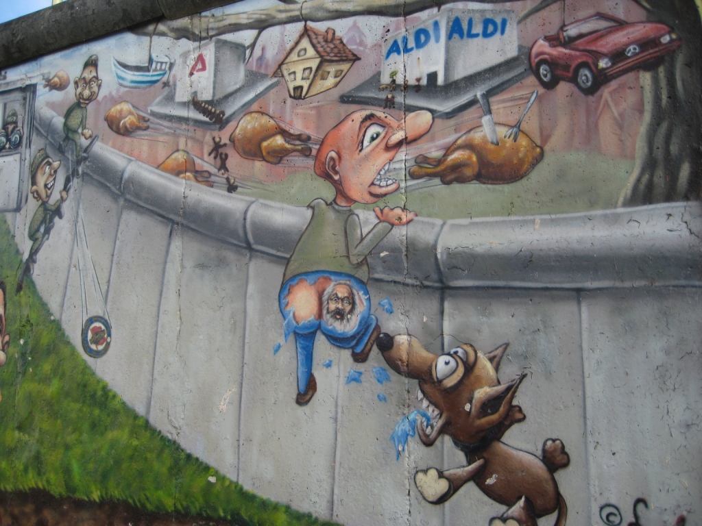 柏林墙上具有讽刺意义的一幅画.JPG