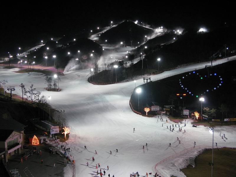 调整大小 夜幕下的滑雪场.jpg