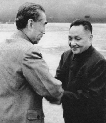 1974年4月，周恩来抱病欢送以邓小平为团长的中国出席联合国大会第六届特别会议代表团.jpg