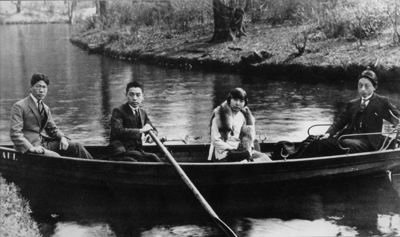 1922年，周恩来和入党介绍人张申府（右一）、刘清扬（右二）在柏林万赛湖的合影.jpg