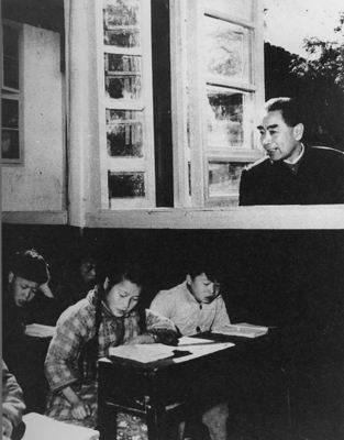 1957年4月，周恩来在杭州梅家坞小学观看学生上课.jpg