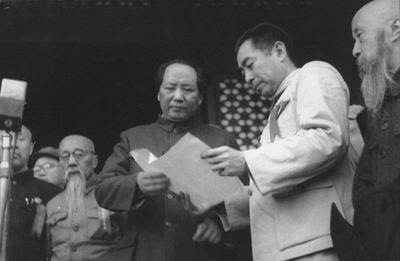 1949年10月1日，天安门广场隆重举行开国大典。周恩来和毛泽东等在天安门城楼上。.jpg