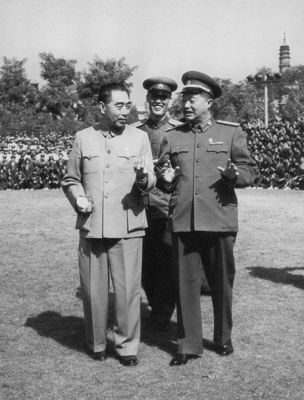 1959年10月，周恩来和贺龙接见解放军各军兵种代表.jpg