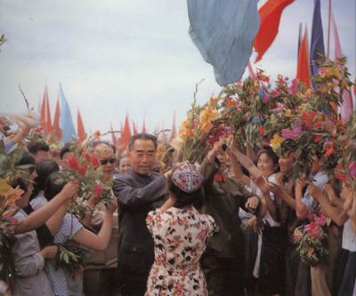 1965年7月，周恩来和陈毅出国访问归来后在新疆维吾尔自治区视察。.jpg
