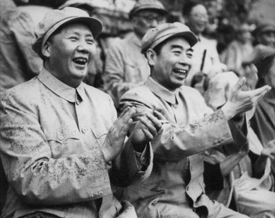 1952年8月，周恩来与毛泽东在北京先农坛体育场观看解放军体育运动会的比赛.jpg
