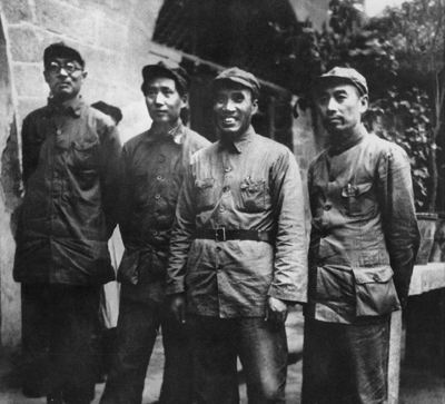 1937年8月，与国民党谈判后回到延安，和毛泽东、朱德、林伯渠在窑洞前合影。.jpg