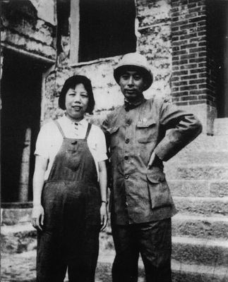 1940年9月，周恩来和邓颖超在被日本飞机炸毁的八路军驻重庆办事处楼前留影.jpg