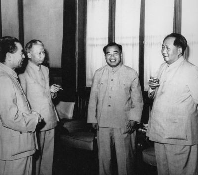 1956年6月，周恩来和毛泽东、刘少奇、朱德在中南海怀仁堂.jpg