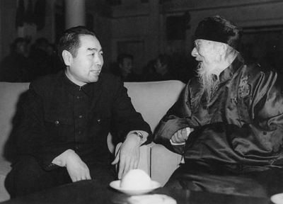 1953年1月，周恩来在庆祝著名画家齐白石九十三寿辰宴会上同老人促膝谈心.jpg