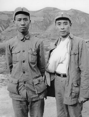 1939年8月，周恩来赴苏之前与刘少奇合影.jpg