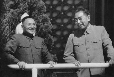 1963年10月，周恩来和邓小平在天安门城楼上.jpg