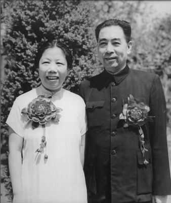 1950年8月8日，周恩来和邓颖超在中南海西花厅拍摄的结婚二十五周年纪念照.jpg