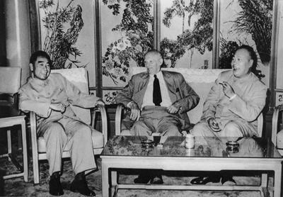 1960年5月，周恩来和陈毅会见英国军事家贝纳德·劳·蒙哥马利元帅.jpg