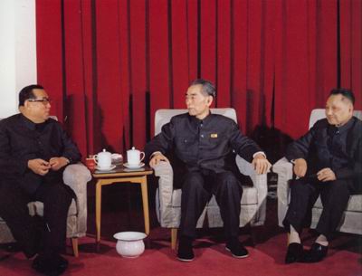 1975年4月，周恩来在医院和邓小平会见朝鲜劳动党中央总书记、共和国主席金日成.jpg