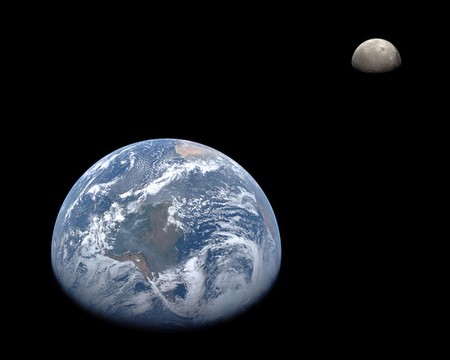 由美国信使号太空飞船于2005年8月所拍到的地球和月亮.jpg