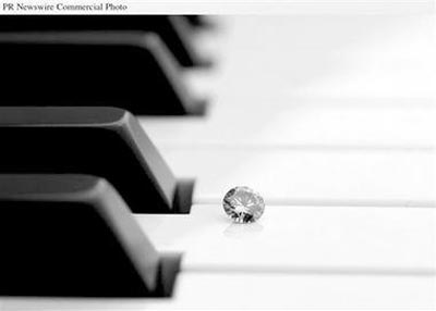 由贝多芬头发制成的钻石在钢琴上璀璨夺目.jpg