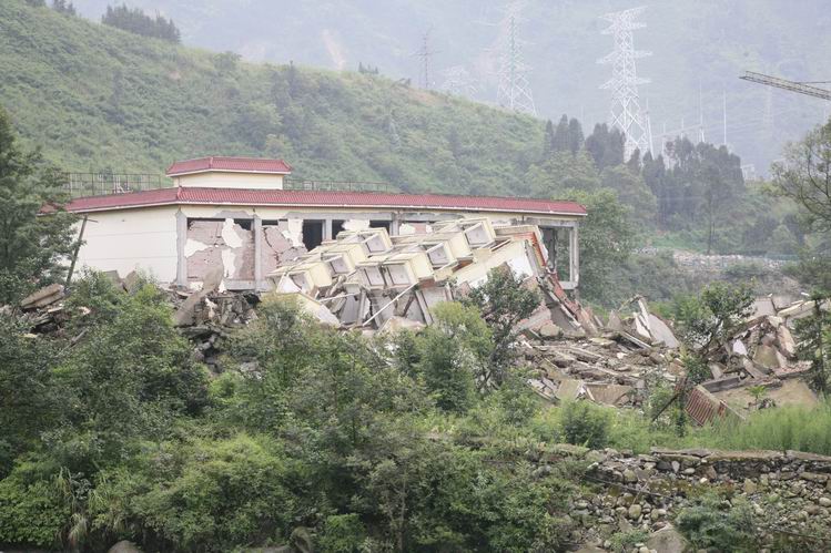 映秀地震中整体倒塌的房屋.JPG